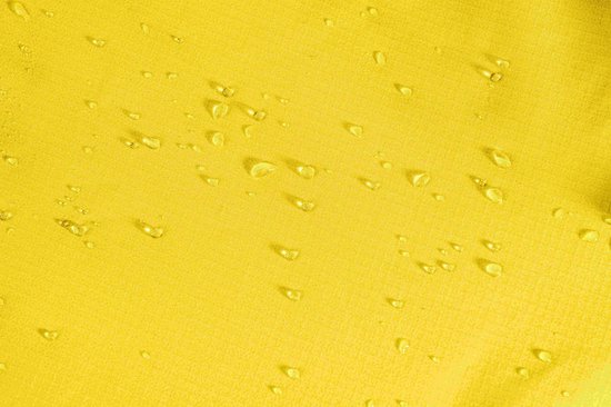 Gele stof met waterdruppels erop.
