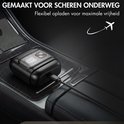 Zwart scheerapparaat aangesloten op oplader in de middenconsole van een auto. 'Gemakkelijk opladen voor maximale vrijheid'.