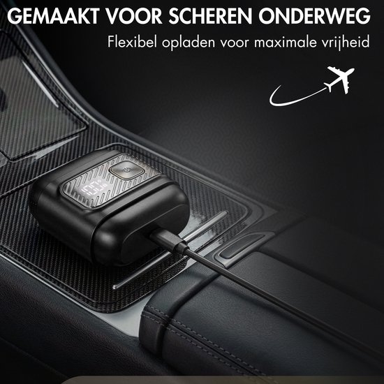 Zwart scheerapparaat aangesloten op oplader in de middenconsole van een auto. 'Gemakkelijk opladen voor maximale vrijheid'.