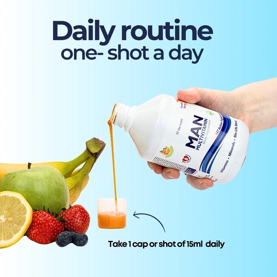 MAN MULTIVITAMIN, vloeistof wordt uit een witte fles in een maatbeker gegoten, met fruit op de achtergrond. Dagelijkse routine: één shot.