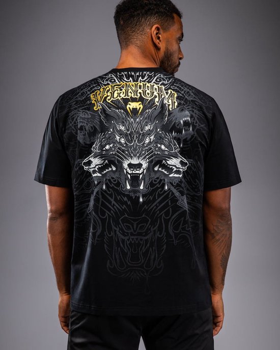 Zwarte t-shirt met grote opdruk van een grijze wolfskop met drie koppen en gouden logo op de rug.