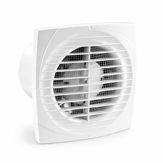 Ventilateur de salle de bain carré blanc avec des lamelles horizontales et des pales de ventilateur visibles.