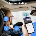 Man in auto kijkt naar smartphone met dashcam app, wifi-symbool.