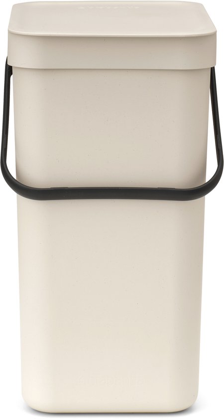 Licht beige prullenbak met deksel en zwart handvat, recht van voren gefotografeerd.