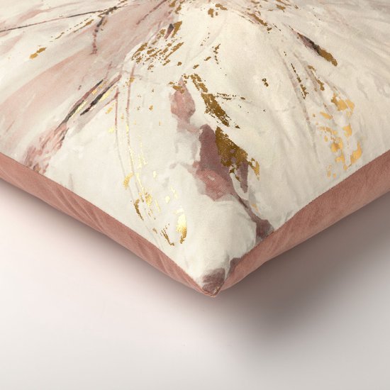 Roze sierkussen met marmerlook en gouden bloemendetails, met effen roze rand.