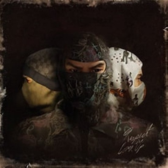 Drie gezichten met maskers, met de tekst "Respect the Come Up".