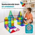 Jongetje speelt met magnetische bouwstenen, die zijn omgevormd tot kastelen en raketten.