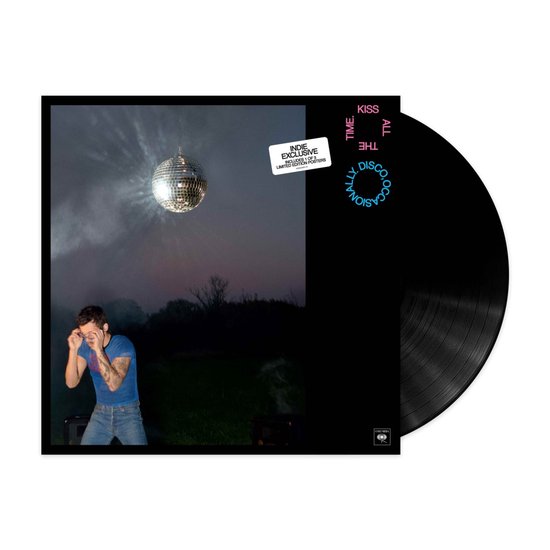 Zwarte vinylplaat met hoes. Op de hoes staat een disco-appel die licht reflecteert op een donkere, rokerige achtergrond, met een man in een blauw T-shirt en jeans aan de linkerkant. De tekst 'KISS ALL THE TIME. DISCO, OCCASIONALLY' staat in roze en blauwe letters.