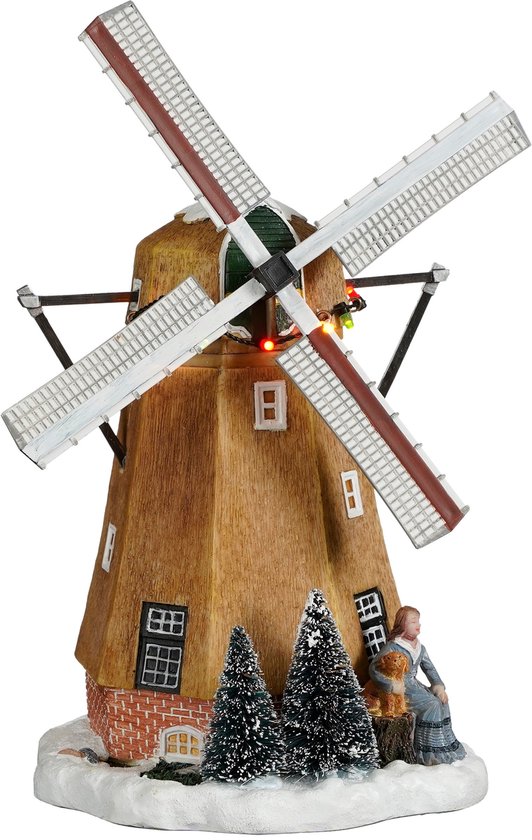 Kerstmolentje met rieten dak, witte ramen, bakstenen voet en een beeldje van een vrouw met hondje, geïsoleerd op witte achtergrond.