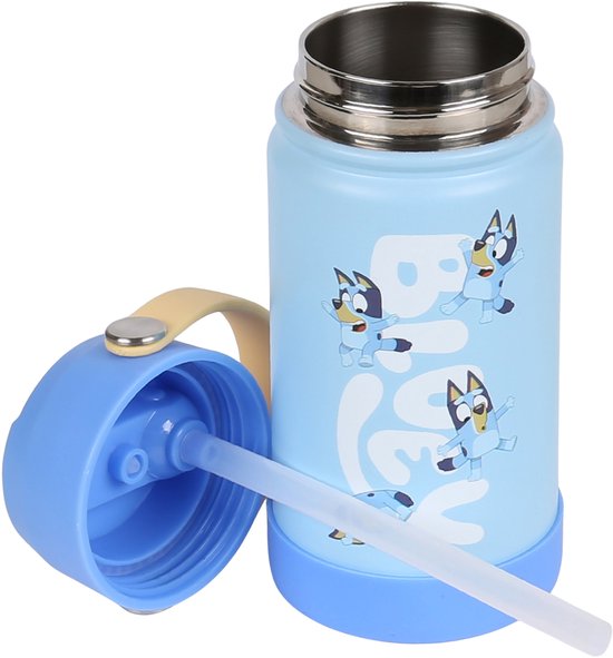 Open lichtblauwe waterfles met Bluey-print, lichtgele draaglus en een tuit met rietje.