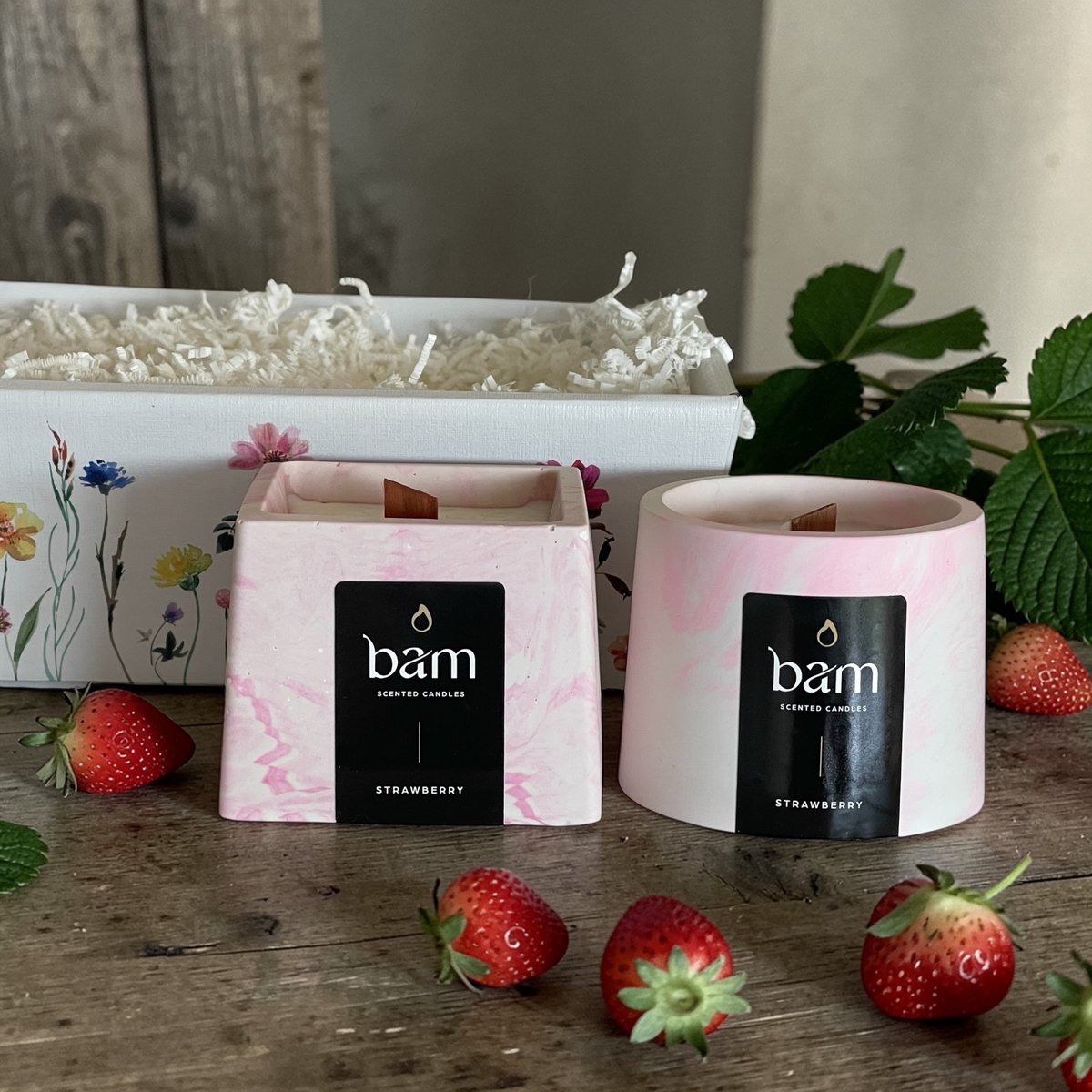 Bam Geschenkmand met 2 Strawberry Geurkaarsen van Zonnebloemwas – Luxe Cadeauset – 30 Branduren – Handgemaakt - houten wiek roze