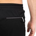 Detail van een zwarte korte sportbroek voor heren, met ritszak en SJS-logo.