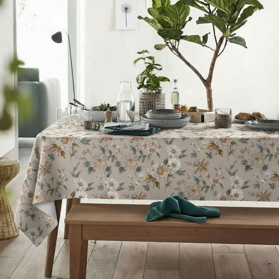 Beige tafelkleed met een bloemenprint, gedekt op een tafel in een eetkamer.