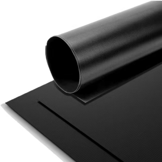 Zwarte teflon bakmat, deels opgerold.