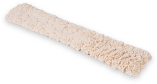 Een langwerpig, beige, zacht warmtekussen met kersenpitten vulling.