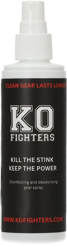 Witte sprayfles met zwart label. KO FIGHTERS. "CLEAN GEAR LASTS LONGER", "KILL THE STINK KEEP THE POWER". Disinfecting and deodorizing gear spray.