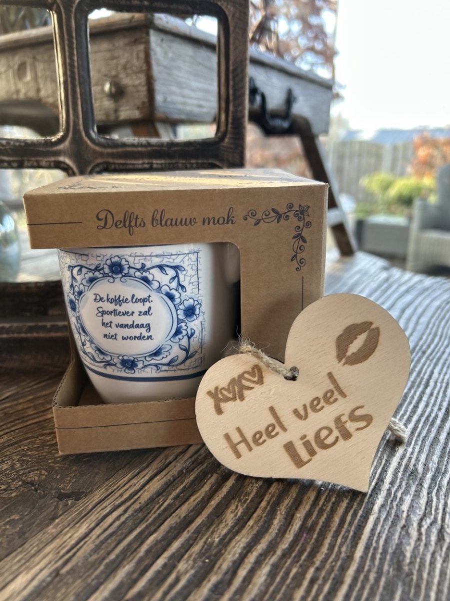 Creaties van Hier – Delfts blauwe mok Koffie loopt houten hartje – 10,5 cm – Keramiek