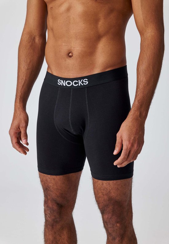 Man draagt een zwarte boxer met witte "SNOCKS" band.