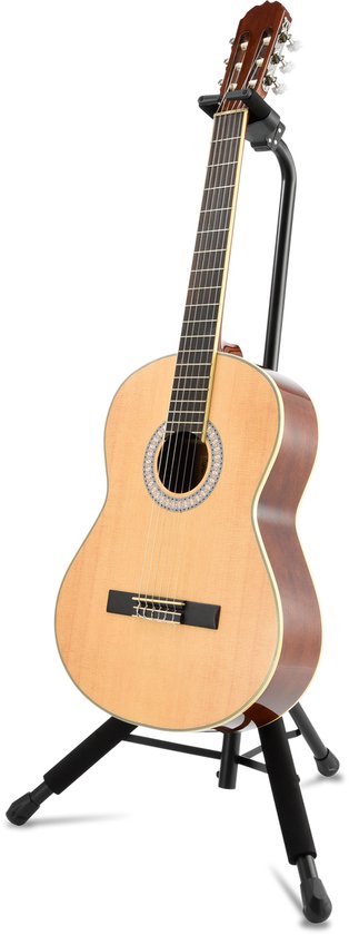 Klassieke gitaar met lichtbruine klankkast en rozet, op een zwarte standaard.