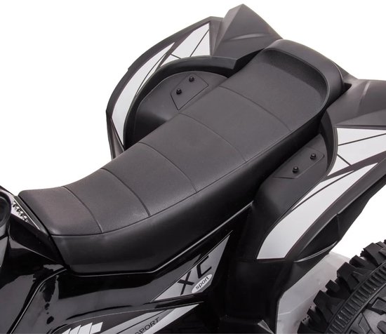 Close-up van het zwarte, gevoerde zadel en de zijkant van de Vrooomy kinderquad met 'XC Sport' logo.