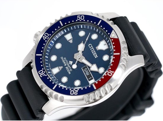 Citizen Promaster horloge met blauze wijzerplaat, rood-blauwe lunette en datumweergave.
