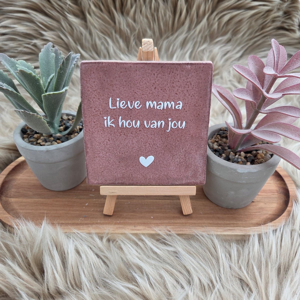 CreaCraft Robuust wenstegeltje – Lieve mama ik hou van jou – Hip trendy tegeltje – 10x10 cm – Cadeau voor mama,moeder,bonusmoeder – Stijlvol en Persoonlijk Woonaccessoire - Zomaar - Deco – Trendy nu – Decoratief Tegeltje met Standaard – Cadeau Idee Oudroze/Wit