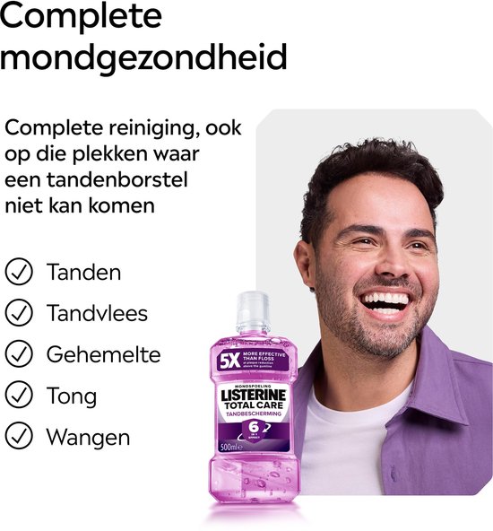 Complete mondgezondheid met Listerine Total Care. Lachende man met paarse trui en fles mondspoeling.