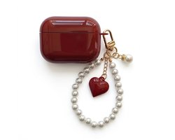 Wijnrood glanzend hoesje voor oordopjes dames met parel polsband en hart hanger geschikt voor AirPods Pro 2 hardcase met goudkleurige clip