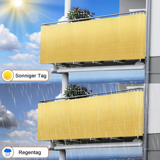 Balkon met bamboekleurige PVC-tuinafscheiding getoond bij zonnig weer en tijdens regenbuien.