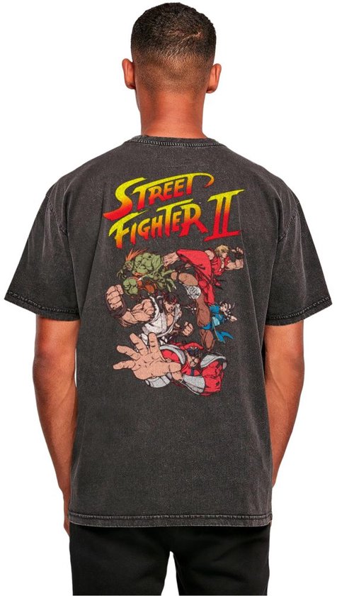 Man met zwart "Street Fighter II" T-shirt met illustratie van personages op de rug.