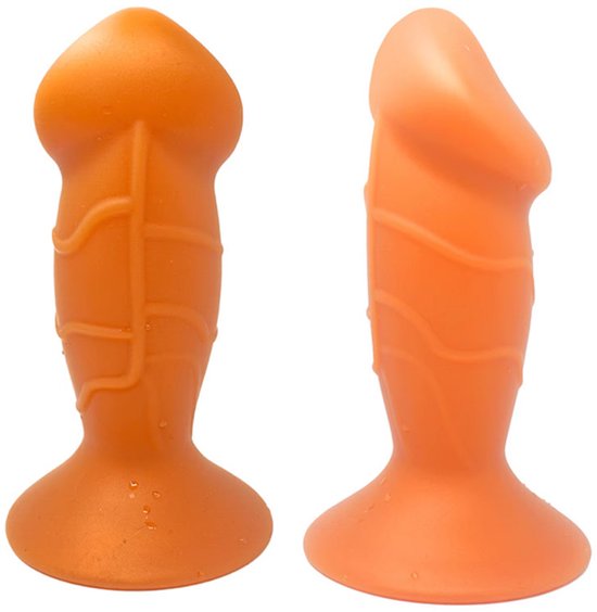 Twee oranje, flexibele dildo's met reliëf en brede basis, naast elkaar.
