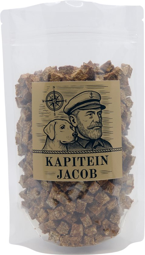 Een doorzichtige zak met bruine blokjes 'Kapitein Jacob Kabeljauw Vistrainers' en een etiket met een kapitein en hond.