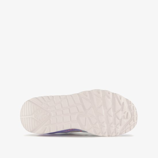 Zool van een meisjessneaker. Off-white zool met profiel.