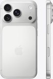 iPhone argenté avec logo Apple, triple appareil photo et dos lisse. Vue latérale montrant bordure argentée et boutons.