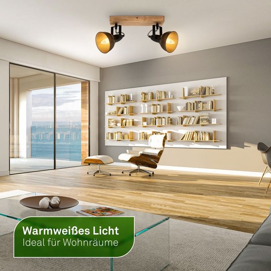 Inbouwspot met houten balk, twee donkere spots en warm wit licht in een woonkamer.