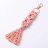Zalmroze handgemaakte sleutelhanger van touw met kwast – sleutelhanger voor dames en heren – macramé keychain met zalmroze hanger, goudkleurige ring en karabijnsluiting
