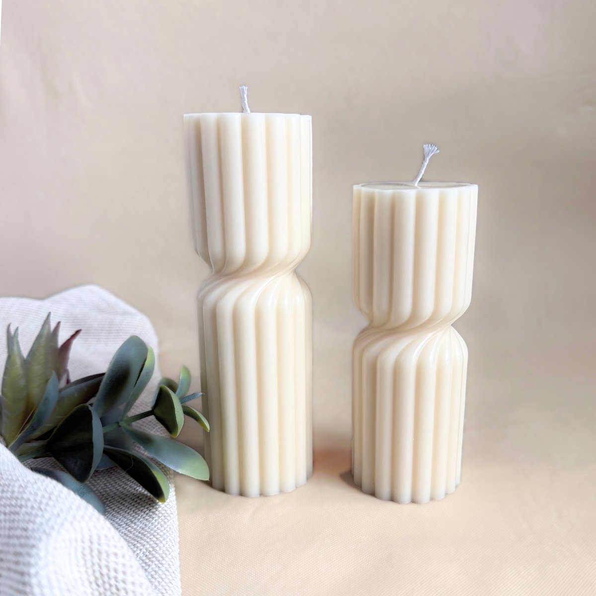 Decoratieve Pilaarkaars- Set van 2 Geribbelde Zandloper Kaars - Gedraaide Kolom Stompkaarsen Set - Roomwit- Koolzaadwas