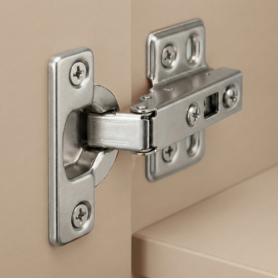 Close-up van een metalen scharnier op een beige kast.