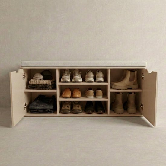 Licht beige schoenenkast met zitbank, 3 open vakken per zijde, 2 deuren. Schoenen en kleding erin.