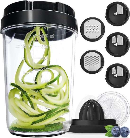 Robot culinaire multifonctionnel avec accessoires spiraliseur, râpes et presse-agrumes. Courgettes en spirales dans le bol, avec des baies et du zeste de citron.