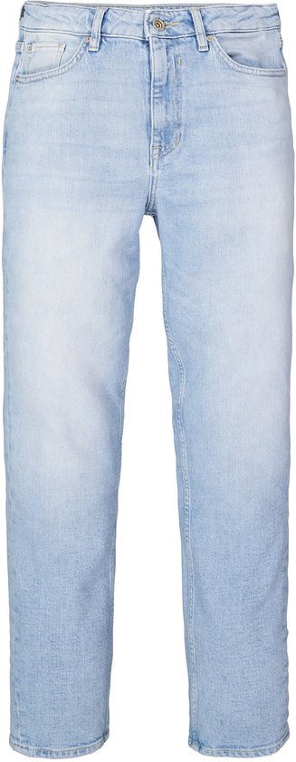 Een lichtblauwe mom fit jeans, recht van voren gefotografeerd.