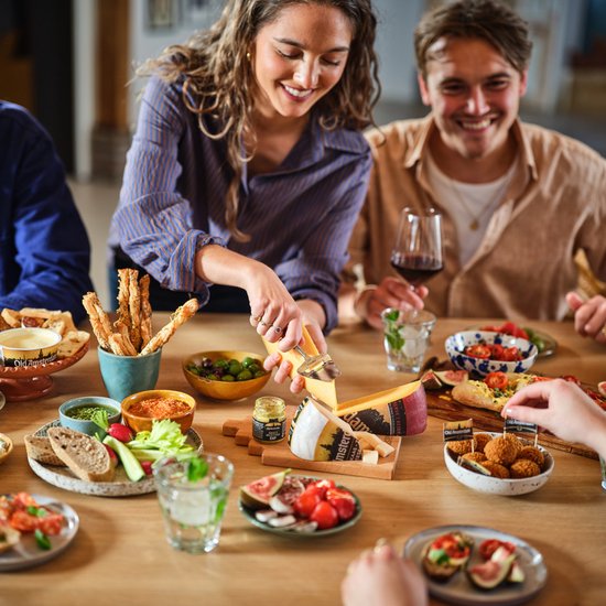 Old Amsterdam Party Package – Kaaspakket met 3 Kazen, Borrelplank & Kaasschaaf – Borrelpakket – Cadeaupakket