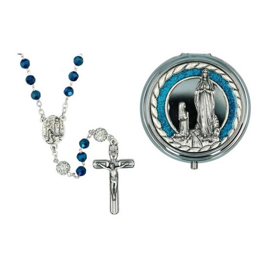 Zilverkleurige rozenkrans met donkerblauwe kralen en een medaille. Inclusief een zilverkleurig rond opbergdoosje met een afbeelding van Maria van Lourdes.