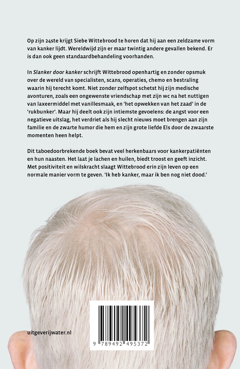 De achterkant van een boek met de titel 'Slanker door kanker' van Siebe Wittebrood. De titel en auteursnaam zijn in het wit. In het midden staat een zwarte barcode.