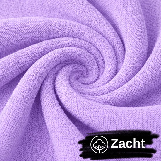 Close-up van een zachte, paarse handdoek in een spiraalvorm. Tekst: Zacht.