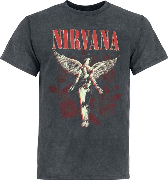 Zwart T-shirt met rode "NIRVANA" tekst en gevleugelde figuur met rode bloemen.