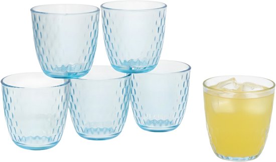Vijf blauwe, getextureerde waterglazen gestapeld, met een zesde glas gevuld met gele drank en ijs ernaast.