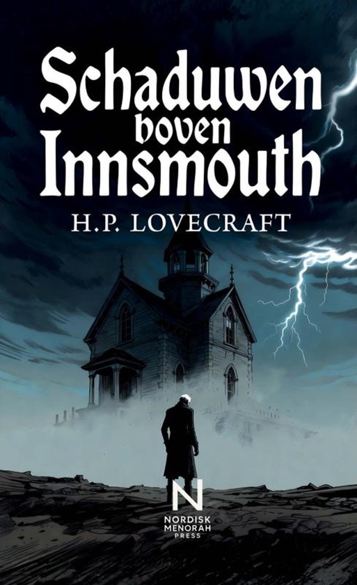 Boekomslag 'Schaduwen boven Innsmouth' van H.P. Lovecraft. Een man in lange jas staat voor een spookachtig huis bij onweer.