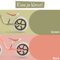 Lichtgroene en zalmroze loopfiets met bruin zadel en witte banden.