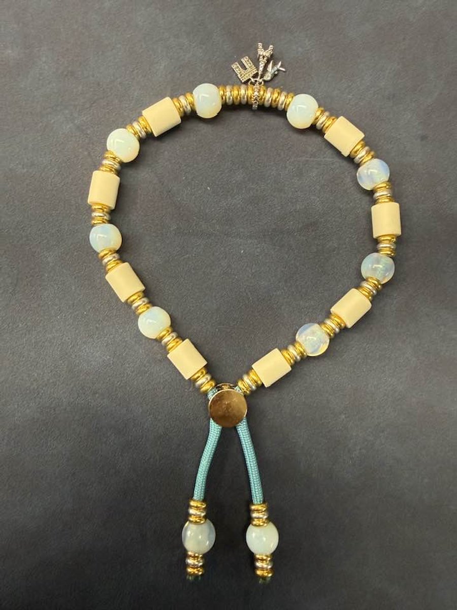 Anti-tekenband ketting - natuursteen - opaal - hond - lengte 32 cm - nekomvang vanaf 30 tot en met 34 cm - originele EM-X kralen lichtgrijs - M - melkachtig blauw - met zilveren bedel (925) met vliegtuig, l'Arc de Triomphe en Eiffeltoren